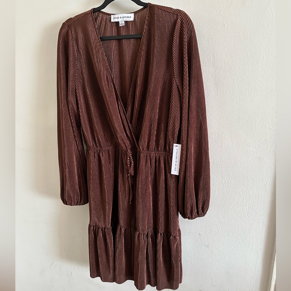 Emma & Michele Brown Long Sleeve Short Dress NWT - Picture 3 of 6